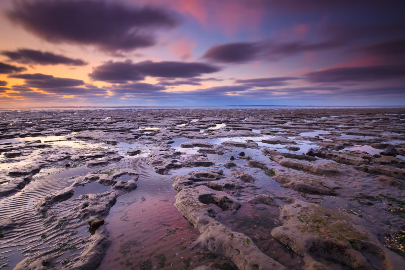 Slikken op het wad tijdens de zonsondergang