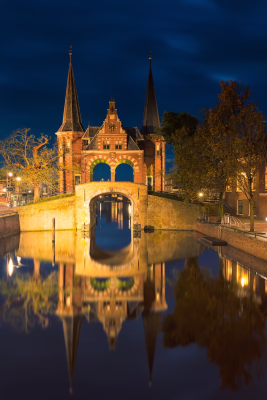 De Waterpoort in Sneek in Friesland in de nacht
