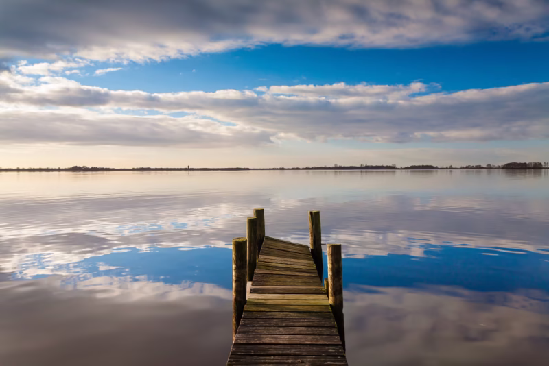 Een mooie weerspiegeling van de wolkenlucht in het water bij Giethoorn