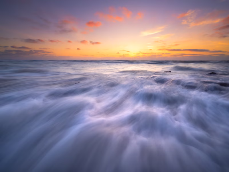 Golven op het strand bij Westkapelle met een mooie zonsondergang