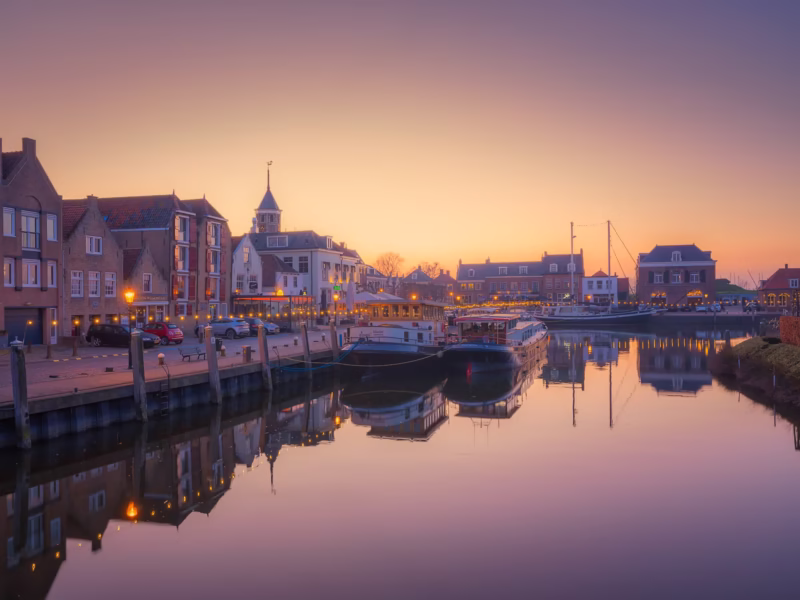 De mooie haven van Willemstad in Zeeland bij zonsondergang in de avond