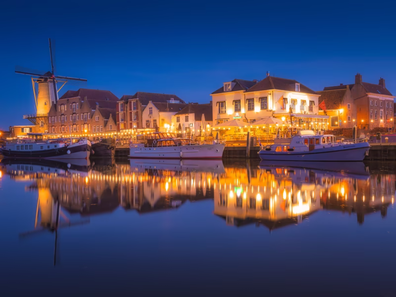 De haven van Willemstad in Zeeland in de avond