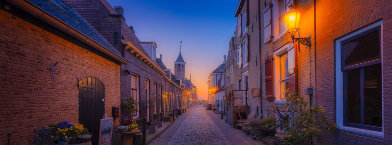 Willemstad met zijn mooie steegjes in de nacht