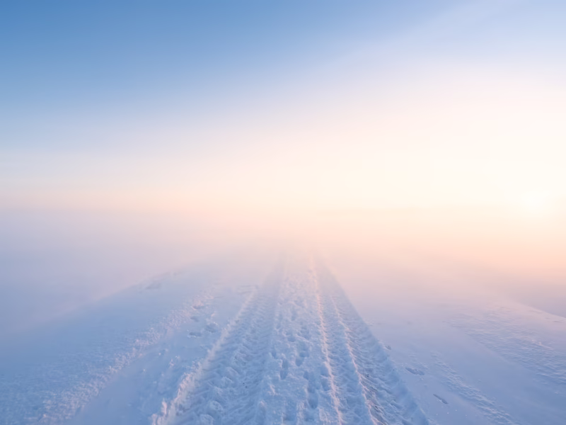 Winterlandschap met sneeuw, mist en de zonsopkomst - Spier, Drenthe, Nederland