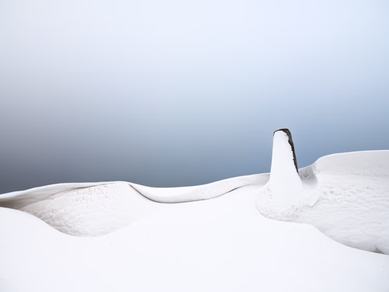 Winterlandschap met sneeuwduinen in het Nationaal Park Lauwersmeer, Friesand, Nederland