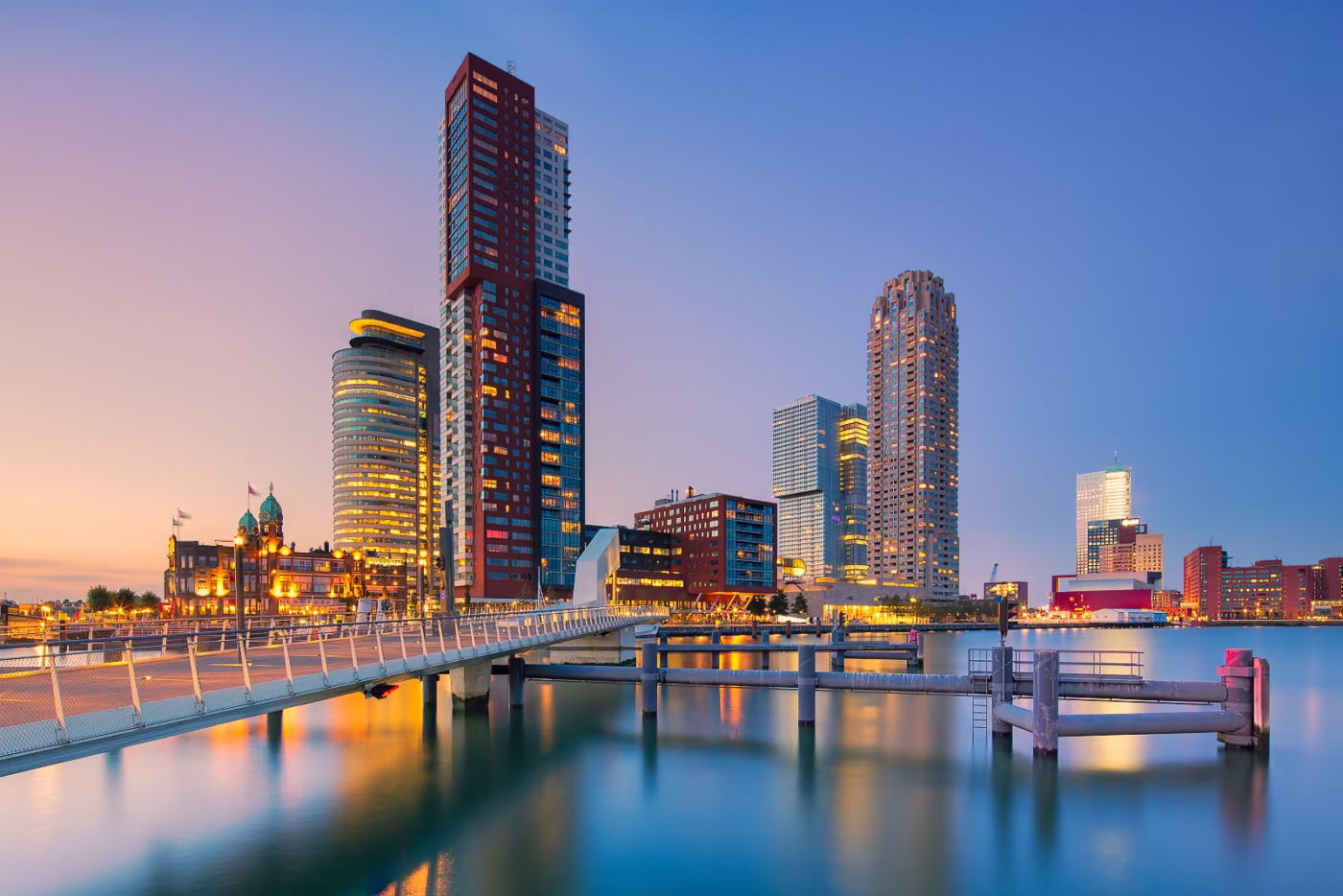 De skyline van Rotterdam in de avond De skyline van Rotterdam in de avond