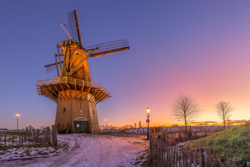 De Molen van Woudrichem op een mooie avond in de winter