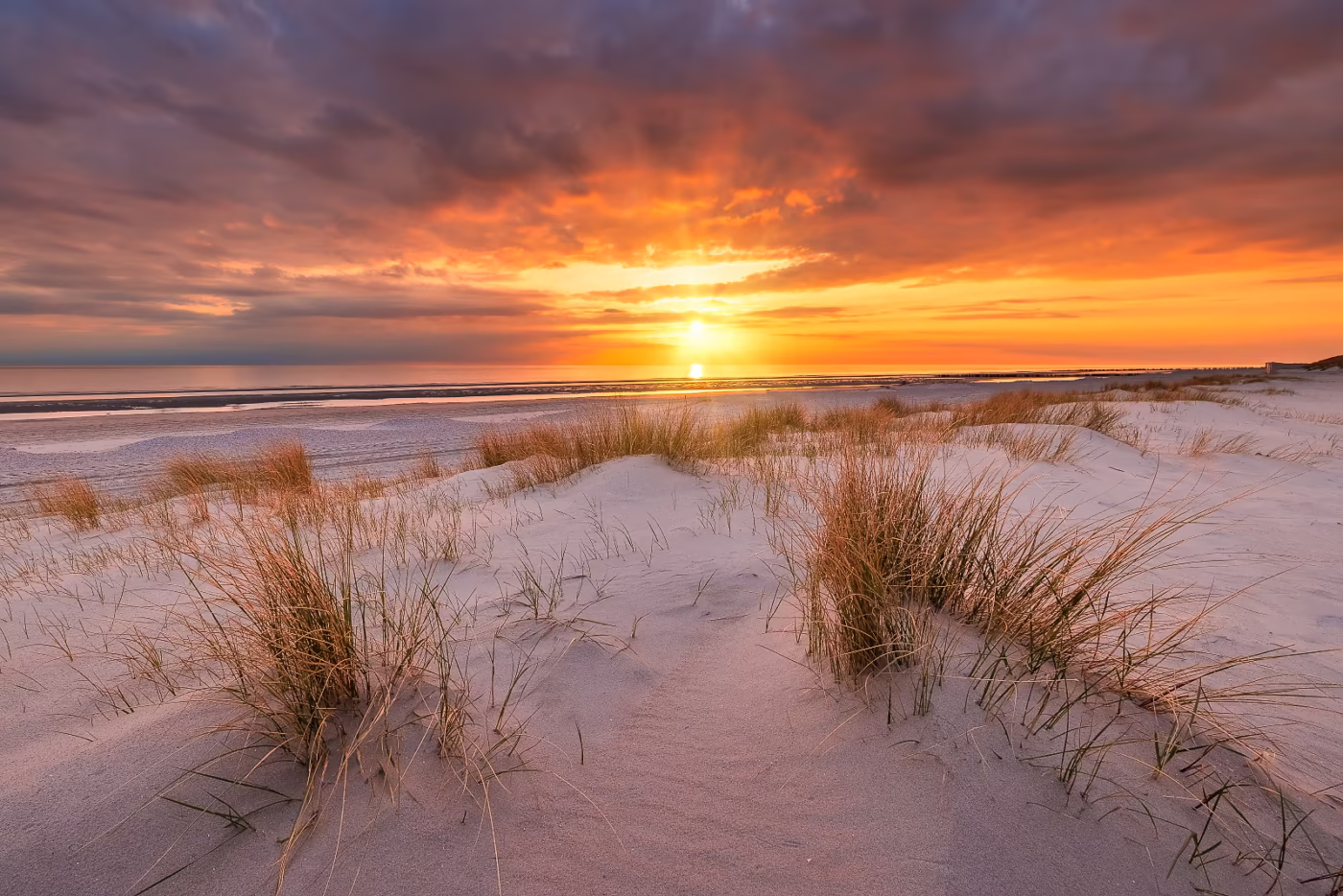 Duinlandschap in Zeeland tijdens een mooie zonsondergang Duinlandschap in Zeeland tijdens een mooie zonsondergang