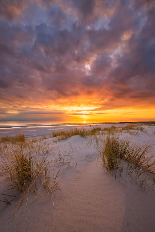 Zonsondergang op het strand in Zeeland in de zomer