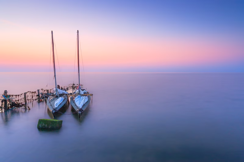 Zeilkano's op de Waddenzee tijdens de zonsondergang