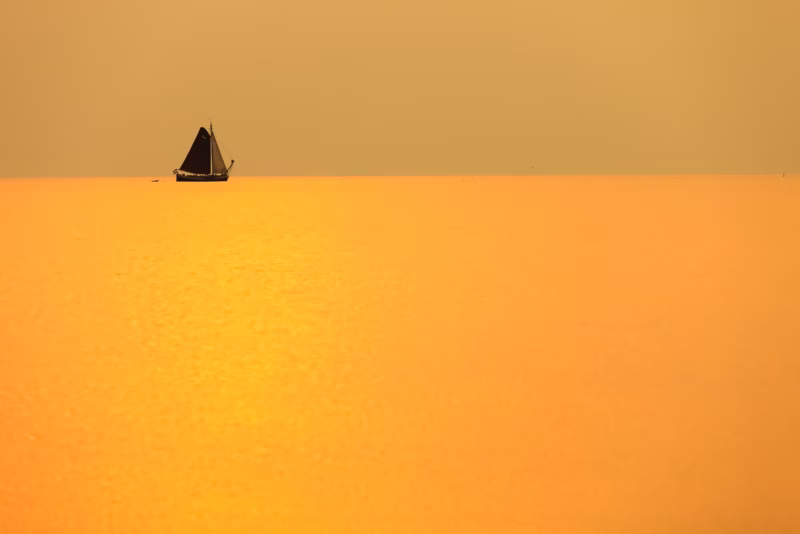 Een zeilschip in de zomer op het IJsselmeer