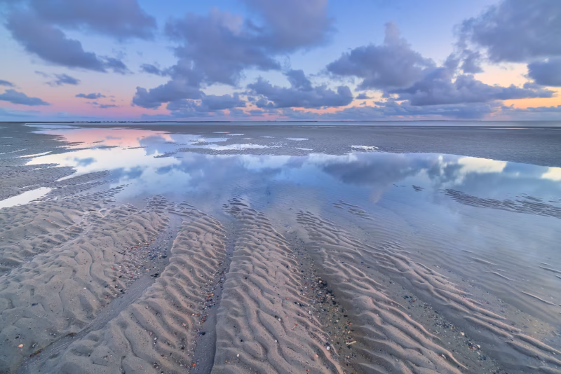 Het strand van Burgh-Haamstede in Zeeland met mooie structuren op het strand