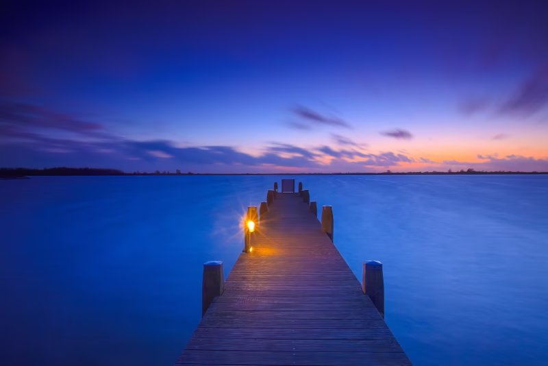 Een rustige zonsondergang aan het Lauwersmeer bij Camping Lauwersoog
