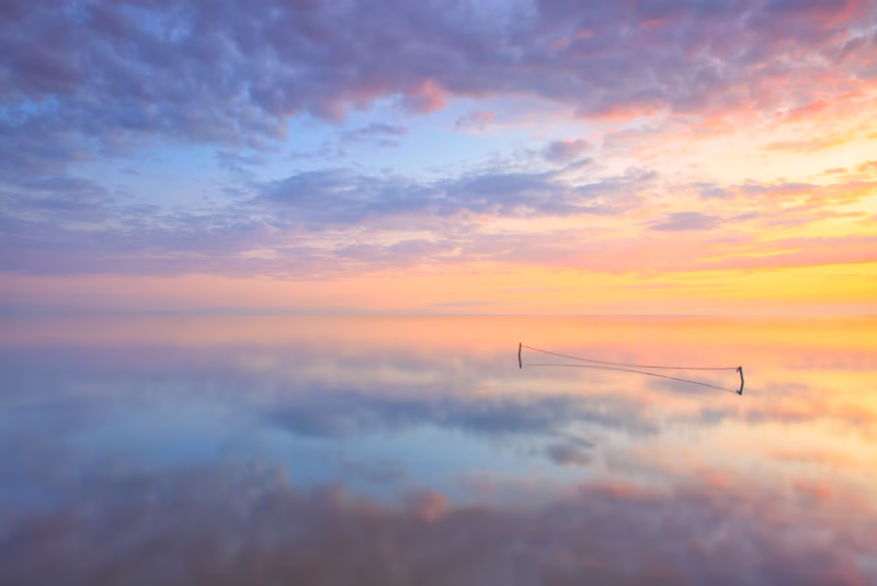 Een prachtige reflectie van de wolken in het IJsselmeer tijdens de zonsondergang