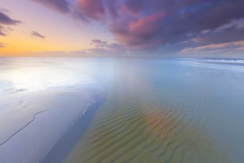 Het strand bij Workum aan het IJsselmeer tijdens een mooie zonsondergang