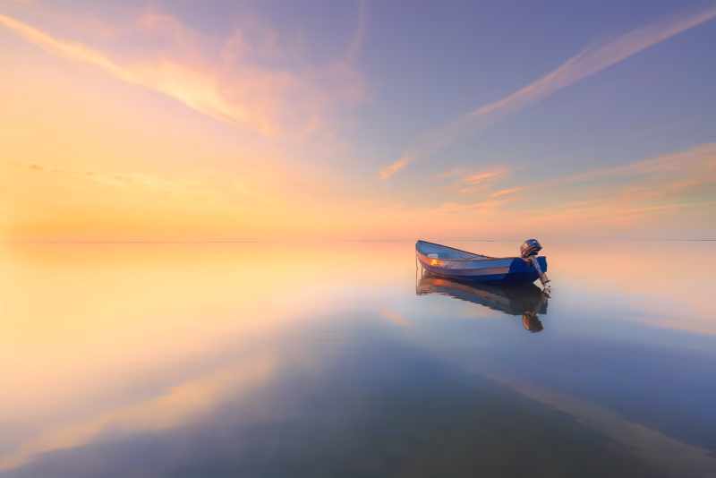 Compositie in Landschapsfotografie - Een bootje in het water op de Oosterschelde tijdens een kalme zonsopkomst