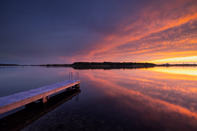 Een mooie zonsondergang met avondrood op het Veerse Meer