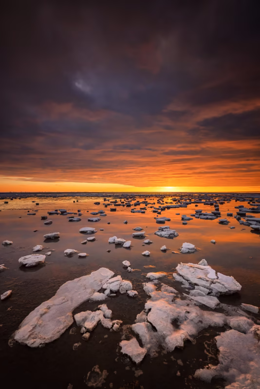 IJsschotsen op de Waddenzee tijdens een mooie zonsondergang in de winter