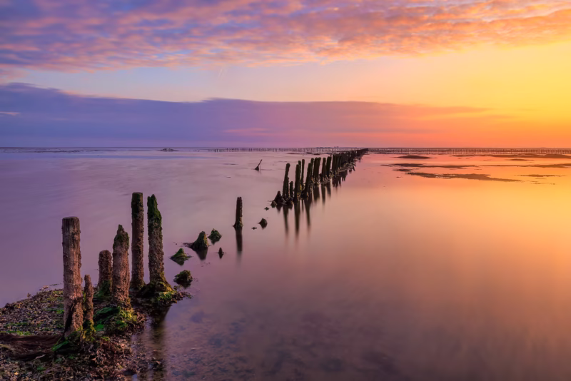 Een spectaculaire zonsondergang op de Waddenzee met avondrood
