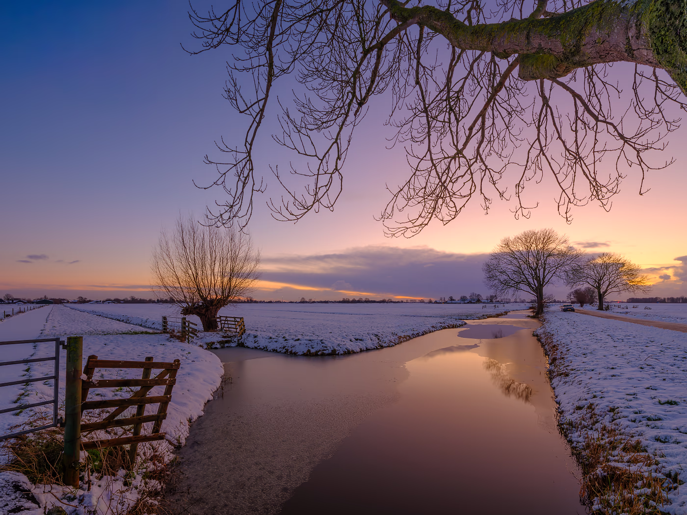 Een mooie gloed in de lucht over een winterlandschap bij Noordeloos