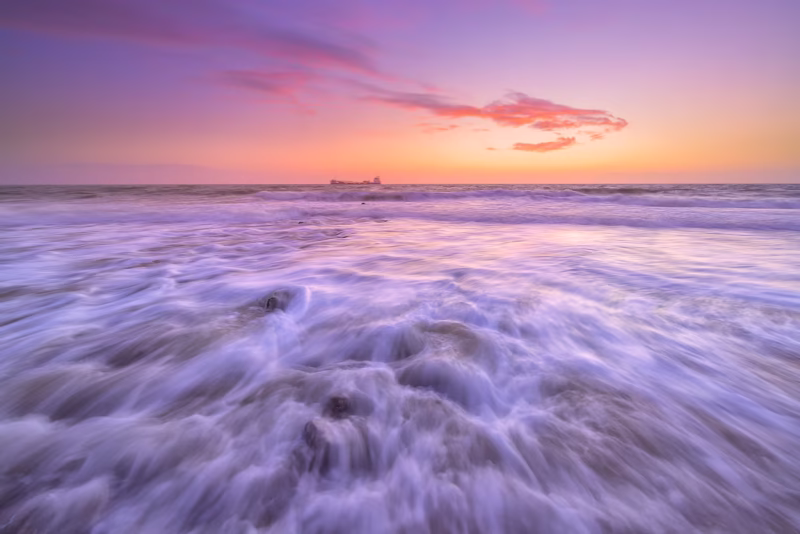 De branding bij het strand van Zoutelande tijdens een mooie zonsondergang