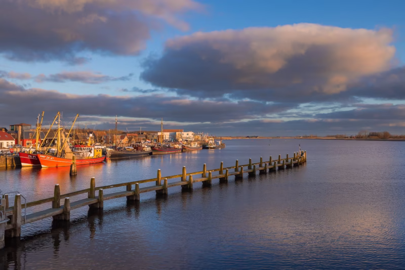 Zonsondergang bij de haven van Zoutkamp aan het Hoendiep