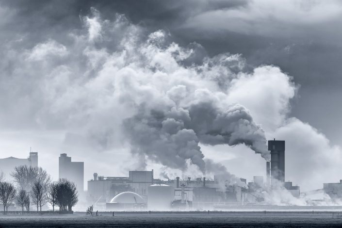 De suikerfabriek in Hoogkerk tegen een dramatische wolkenlucht