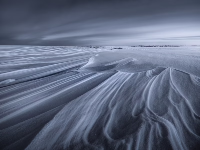 Sneeuwjacht laat mooie sneeuwduinen achter op het landschap - Winter Nationaal Park Lauwersmeer