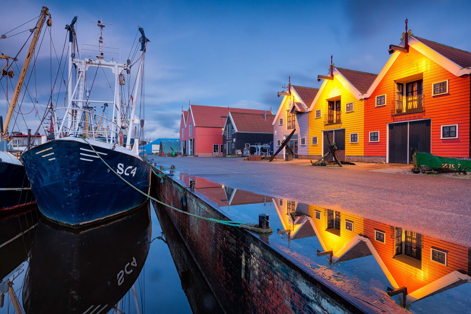 De haven van Lauwersoog met zijn typische gekleurde pakhuisjes
